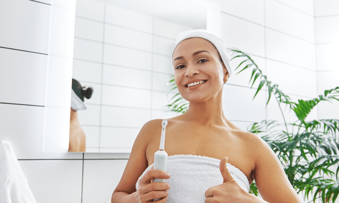 mujer que sabe como blanquear los dientes en casa