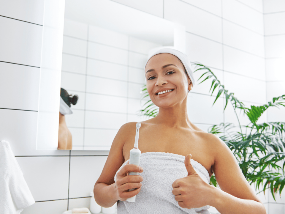 mujer que sabe como blanquear los dientes en casa