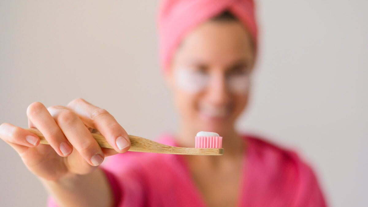 5 errores comunes al cepillarte los dientes (y cómo evitarlos)